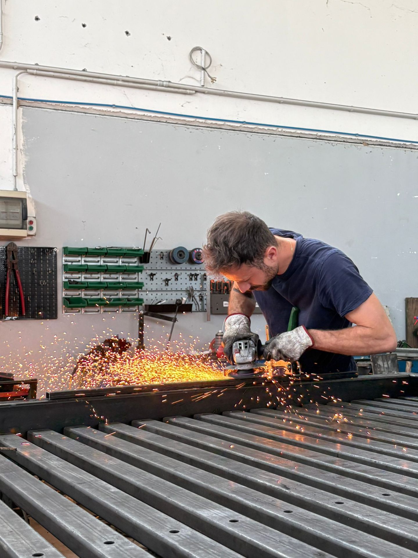 Lavorazione artigianale in officina — lavoro su misura realizzato da Futura di Luca Clerici in provincia di Lodi