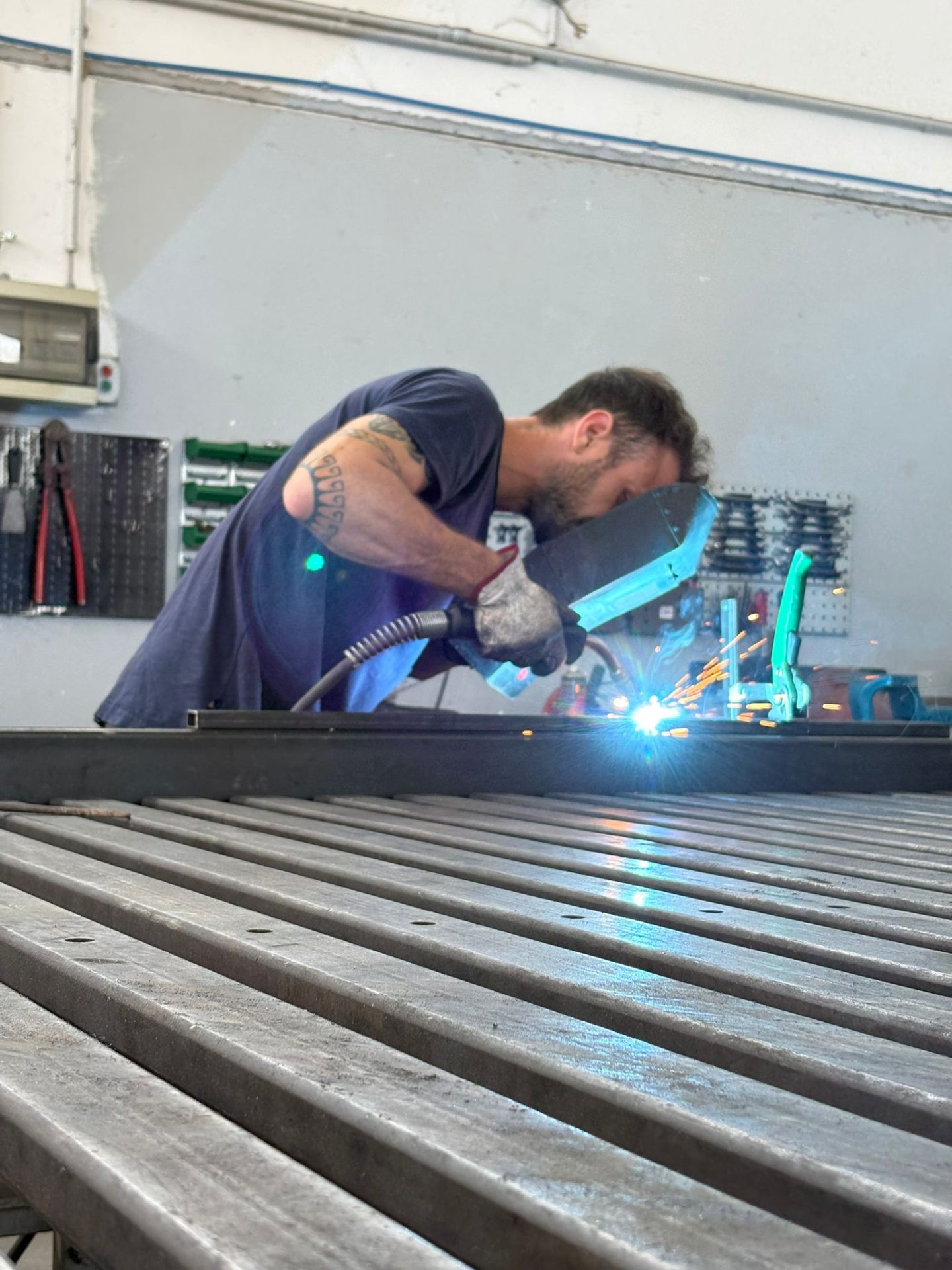 Officina Futura di Luca Clerici: saldatura su profilato metallico nella carpenteria di Castelnuovo Bocca d'Adda