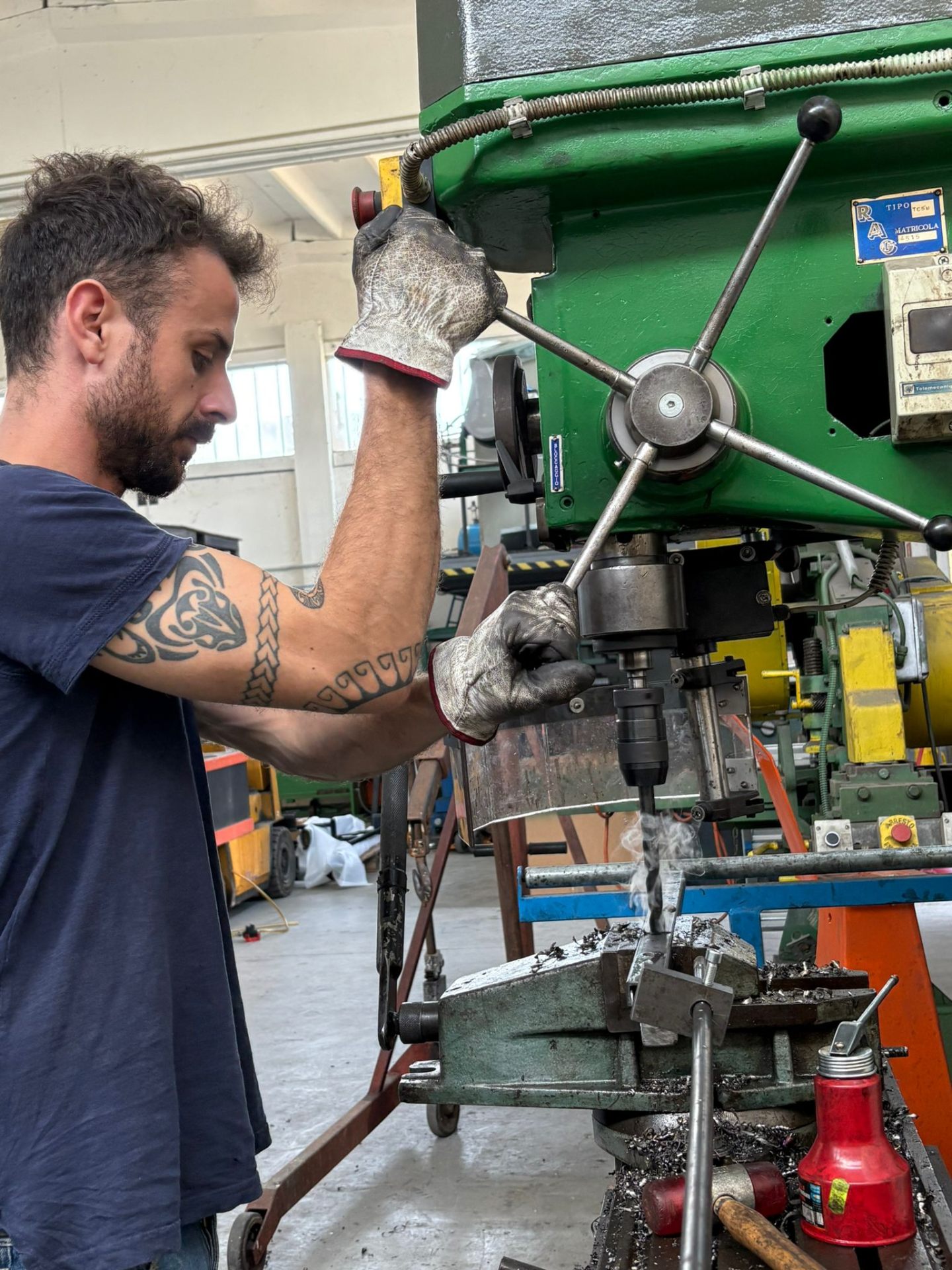 Lavorazione al trapano a colonna nell'officina Futura: foratura di precisione su componente metallico